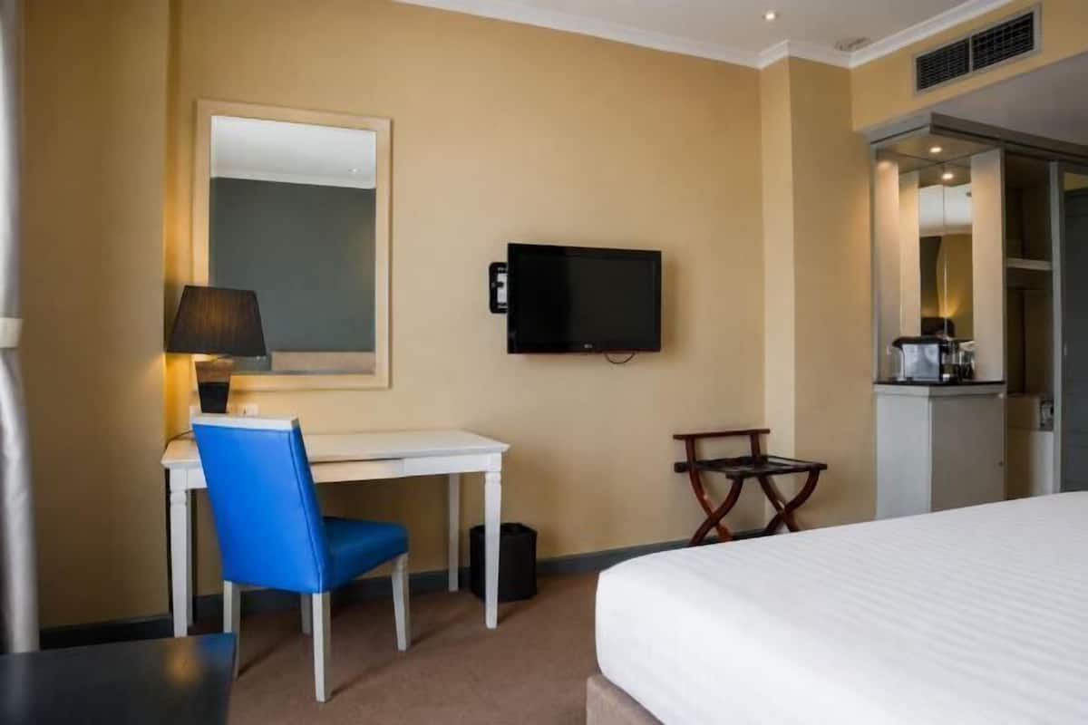 In-room safe, desk, free WiFi, bed sheets