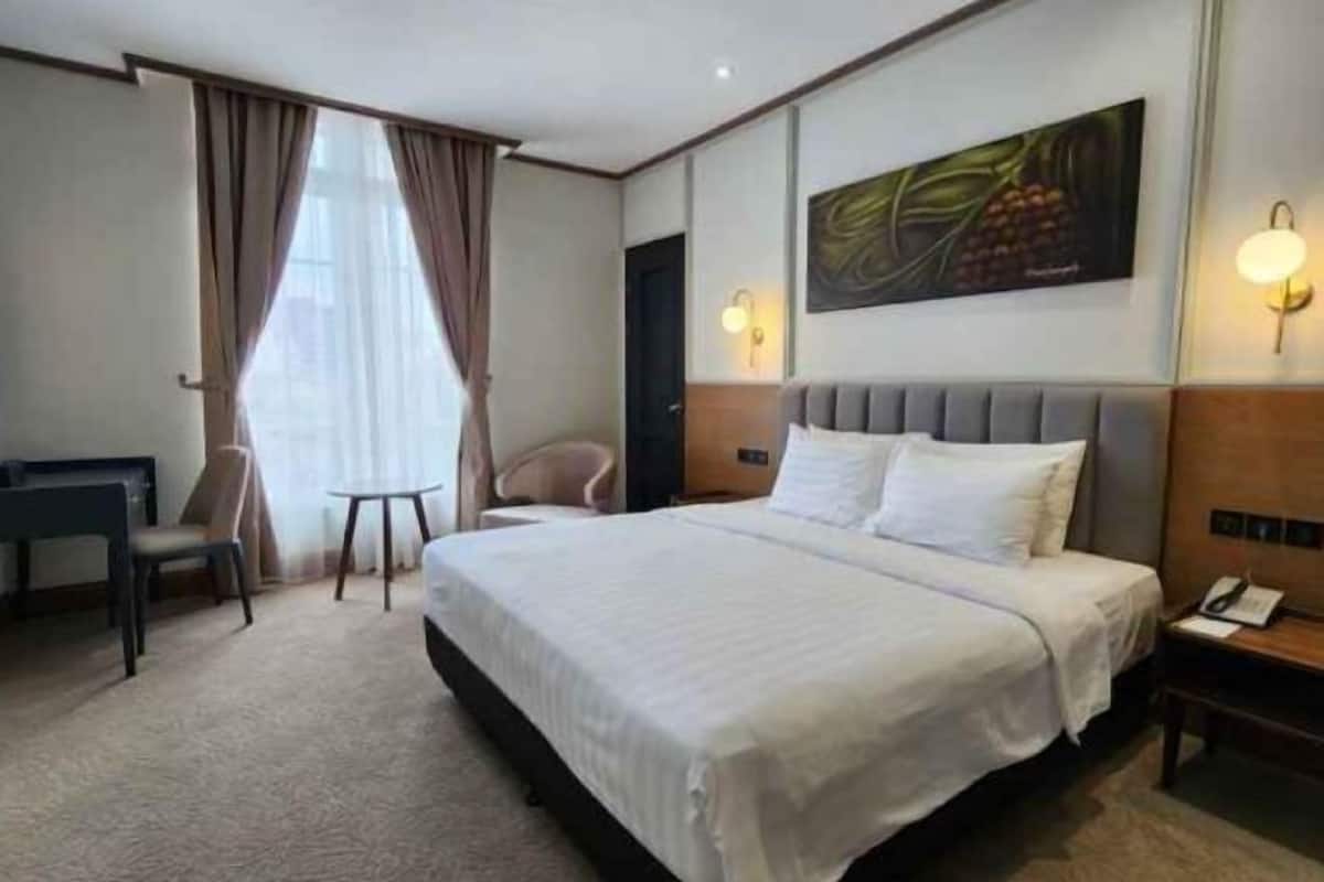In-room safe, desk, free WiFi, bed sheets