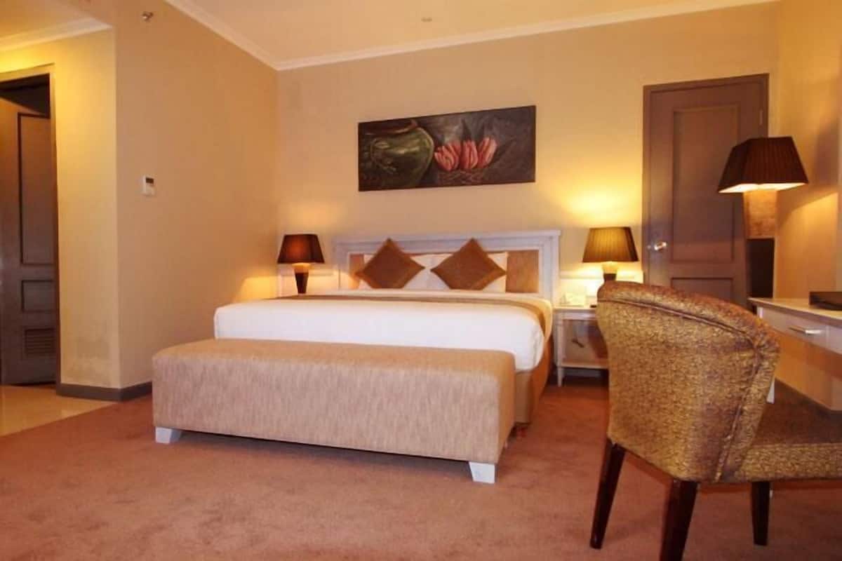 In-room safe, desk, free WiFi, bed sheets