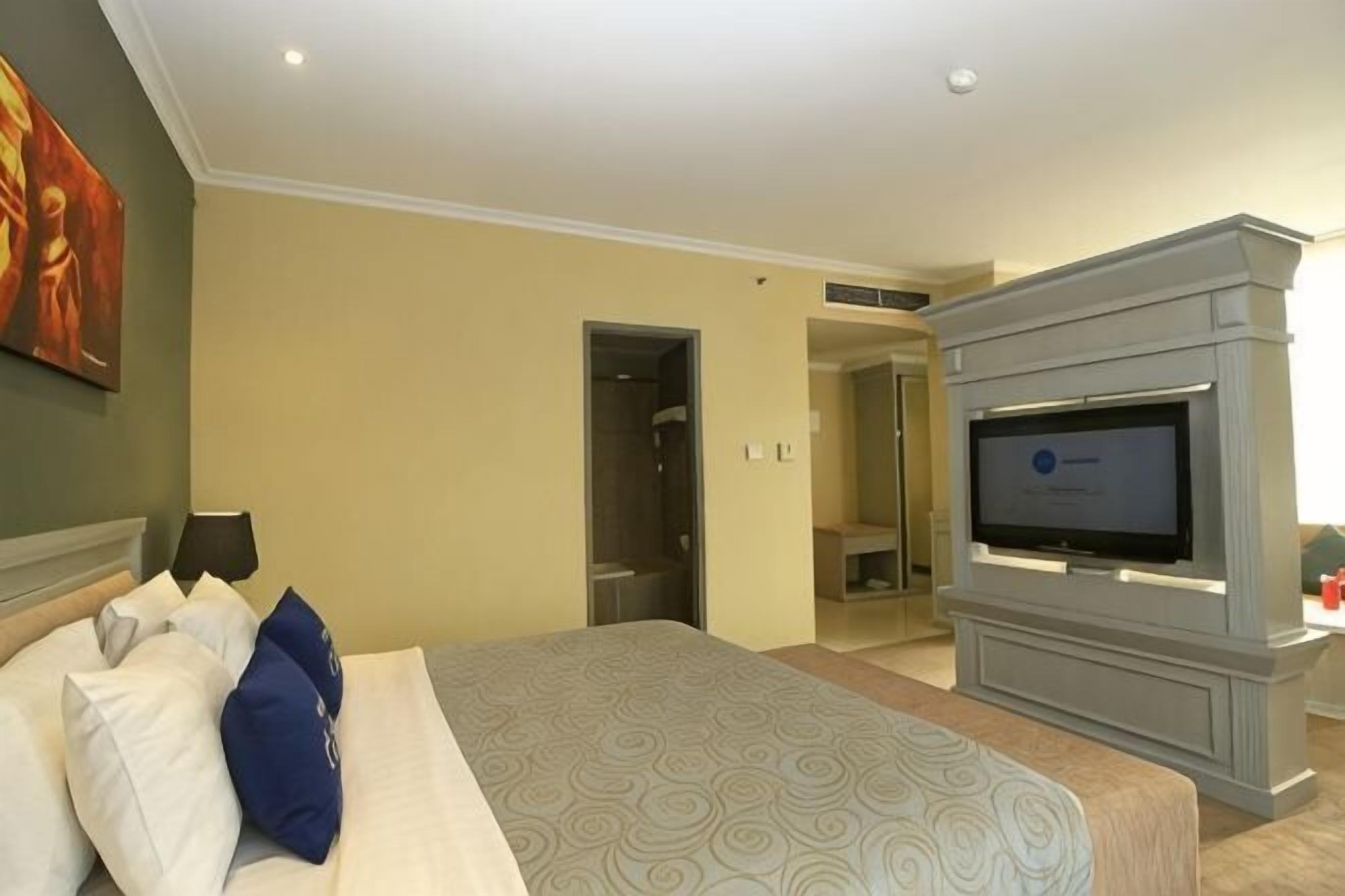 In-room safe, desk, free WiFi, bed sheets