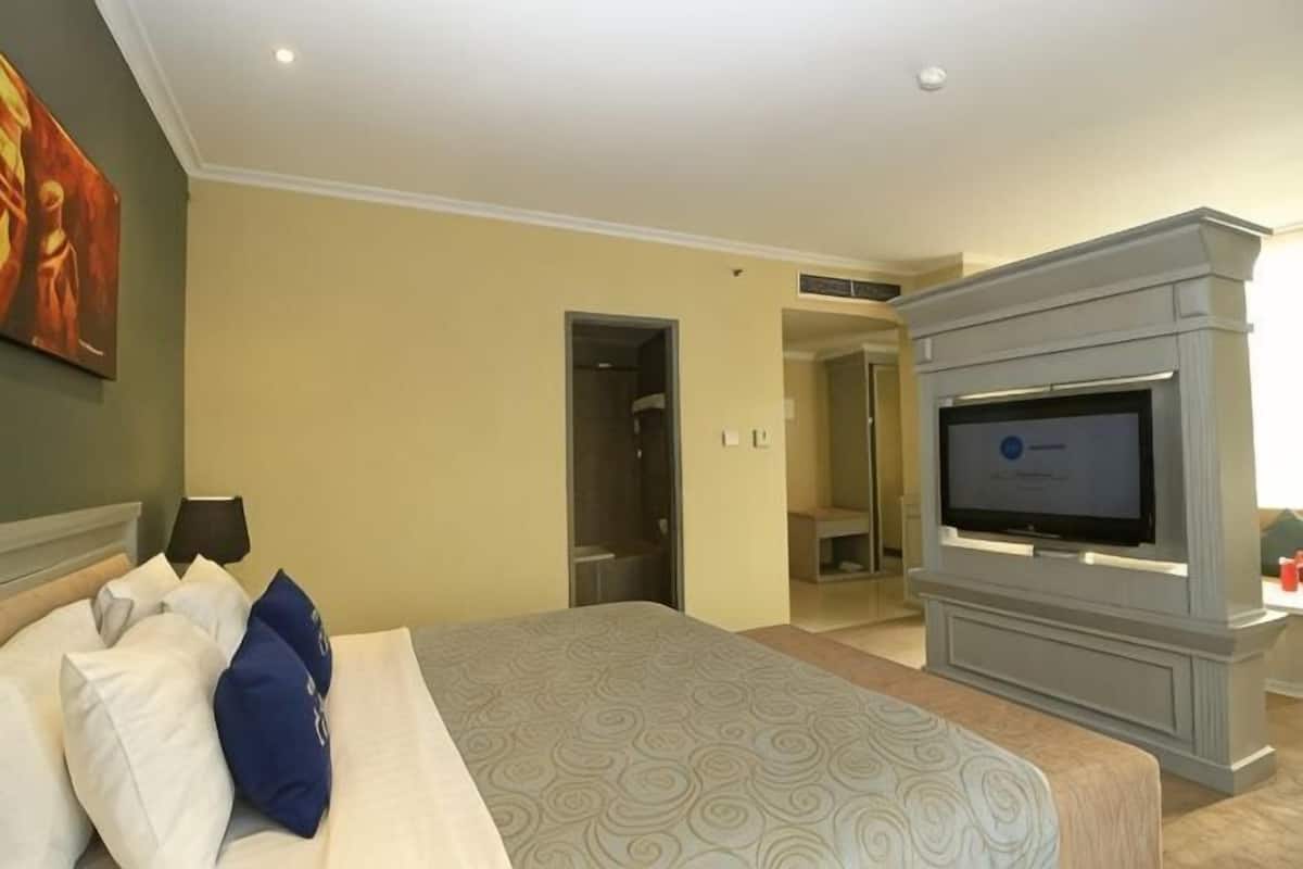 In-room safe, desk, free WiFi, bed sheets