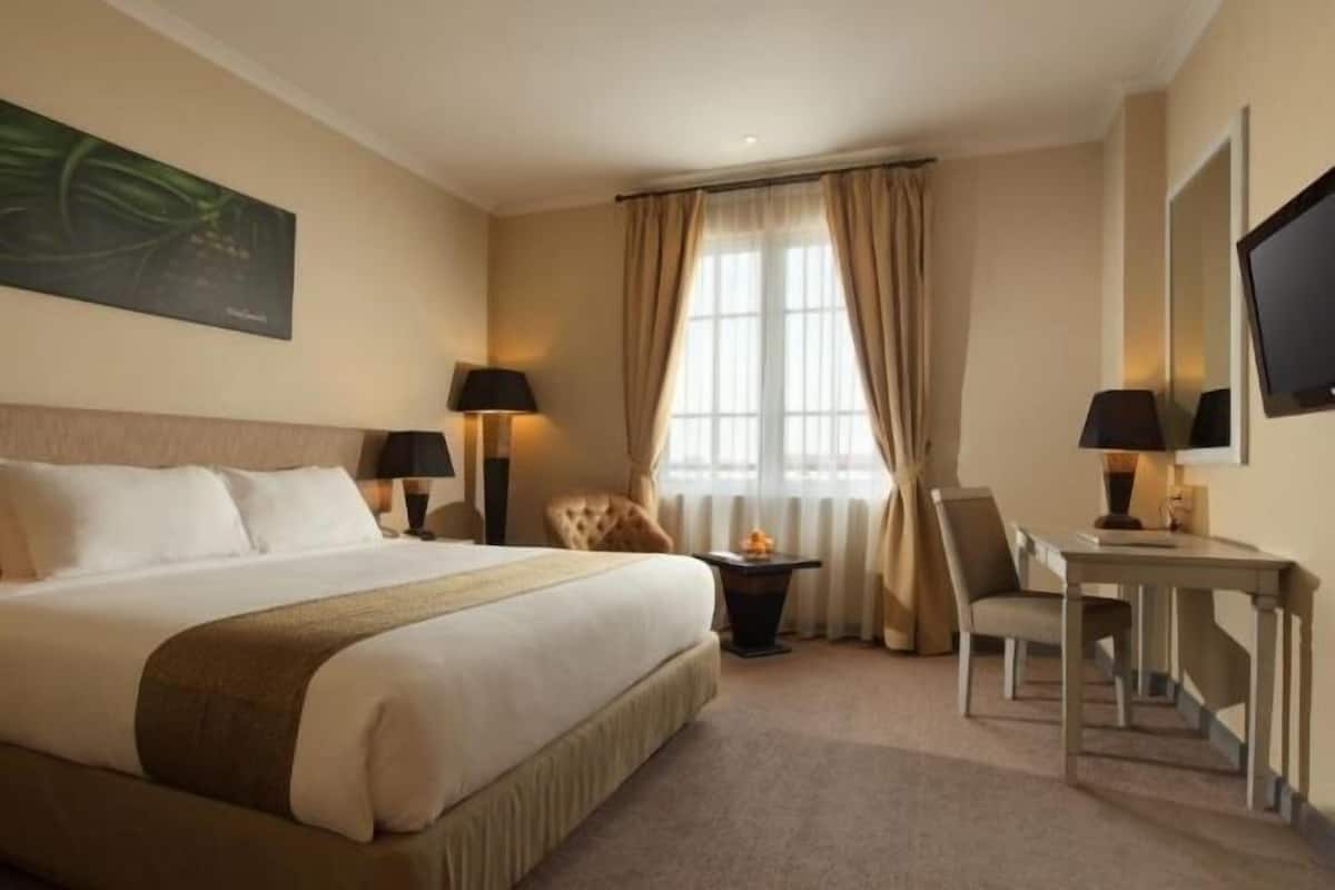 In-room safe, desk, free WiFi, bed sheets