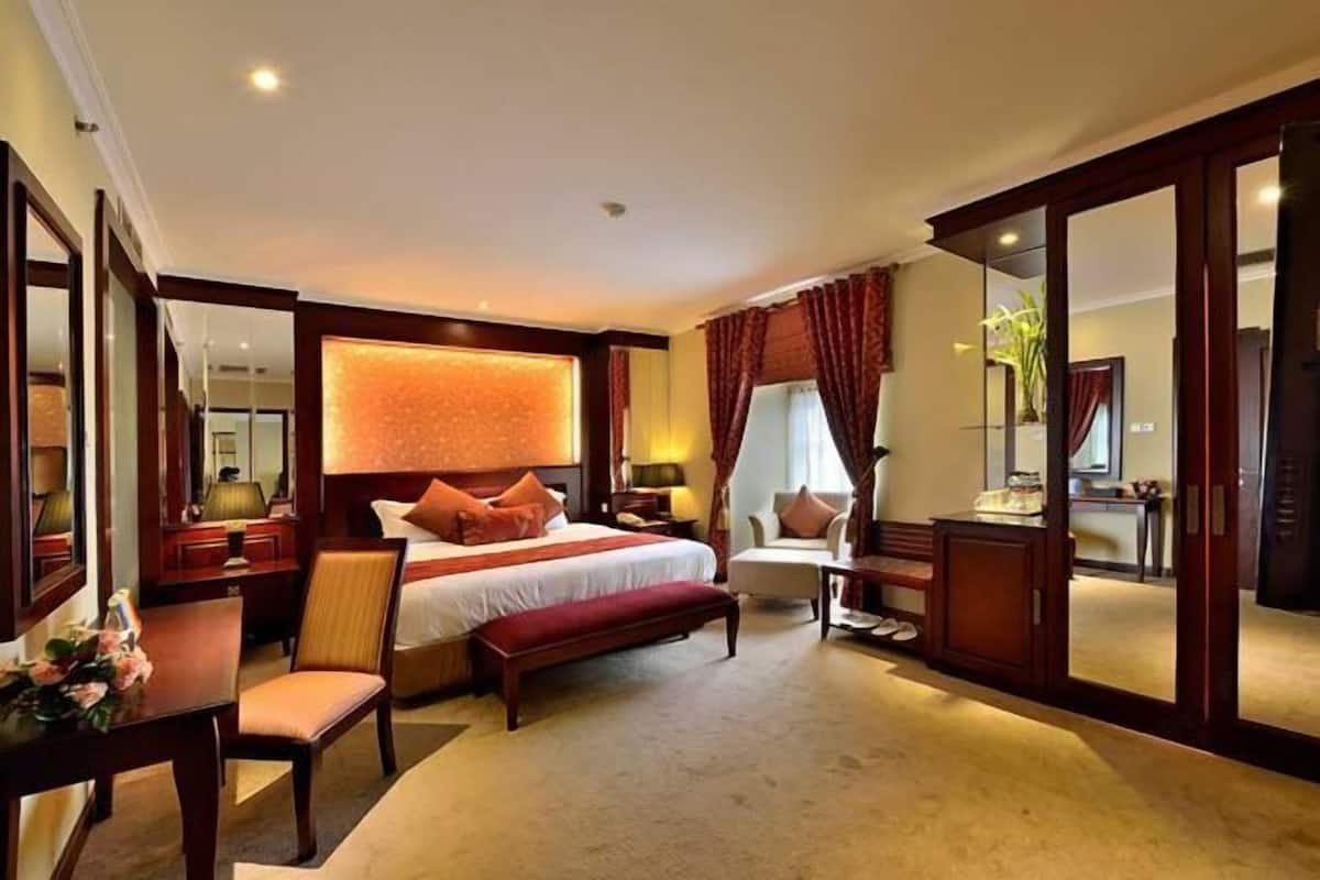 In-room safe, desk, free WiFi, bed sheets