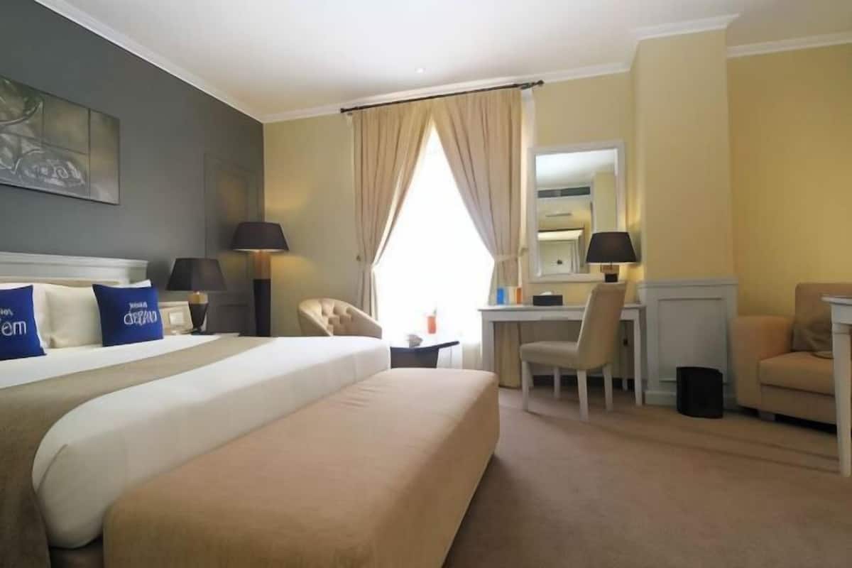 In-room safe, desk, free WiFi, bed sheets