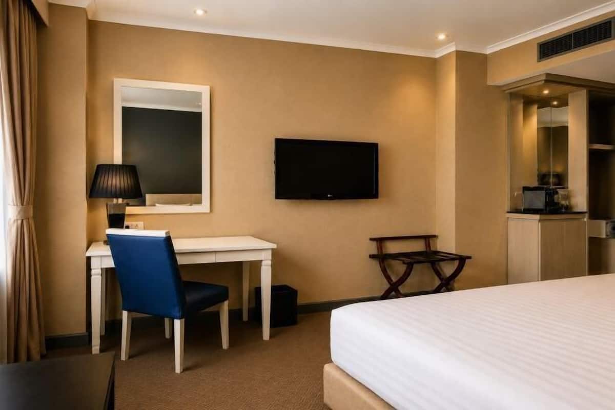 In-room safe, desk, WiFi (free), bed sheets