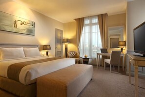 In-room safe, desk, free WiFi, bed sheets - Hotel Dafam Semarang (Semarang)