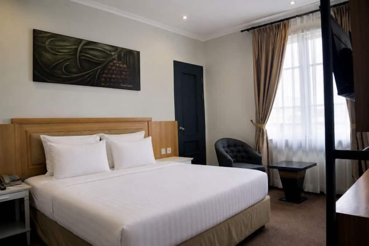 In-room safe, desk, WiFi (free), bed sheets