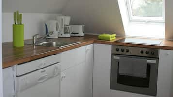 Standard-Apartment, 2 Schlafzimmer | Eigene Küche | Kühlschrank, Mikrowelle, Herdplatte, Wasserkocher mit Kaffee-/Teezubehör