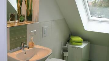 Apartamento estándar, 2 habitaciones | Baño | Secador de pelo y toallas