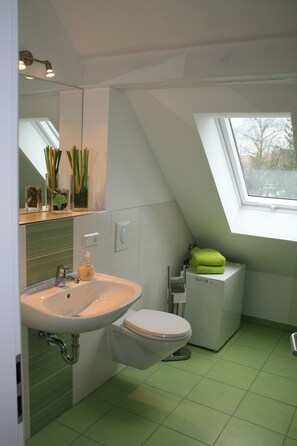 Apartamento estándar, 2 habitaciones | Baño | Secador de pelo y toallas