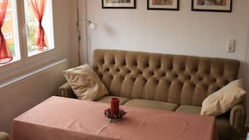 Standard-Apartment, 2 Schlafzimmer | Wohnbereich | LCD-Fernseher, Kamin