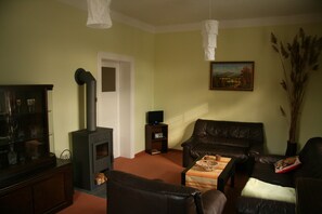 스탠다드 아파트 | 거실 공간 | LCD TV, 벽난로