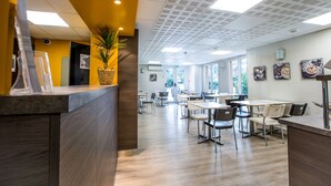 Daily buffet breakfast for a fee - Hotel Parc Azur Toulon (Ollioules)