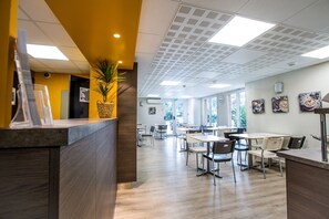 Petit déjeuner buffet (8.50 EUR par personne)