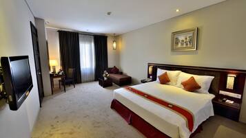 Deluxe-rum | Värdeförvaringsskåp på rummet, skrivbord och mörkläggningsgardiner