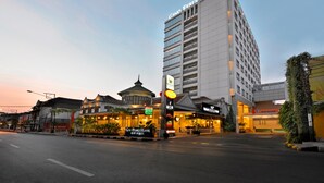 A hotel with a modern building and a traditional structure with a dome. - Gino Feruci Kebonjati (Bandung)