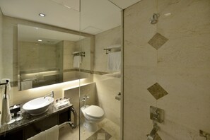 Deluxe Room | Bathroom | Shower, free toiletries, hair dryer, slippers - Gino Feruci Kebonjati (Bandung)