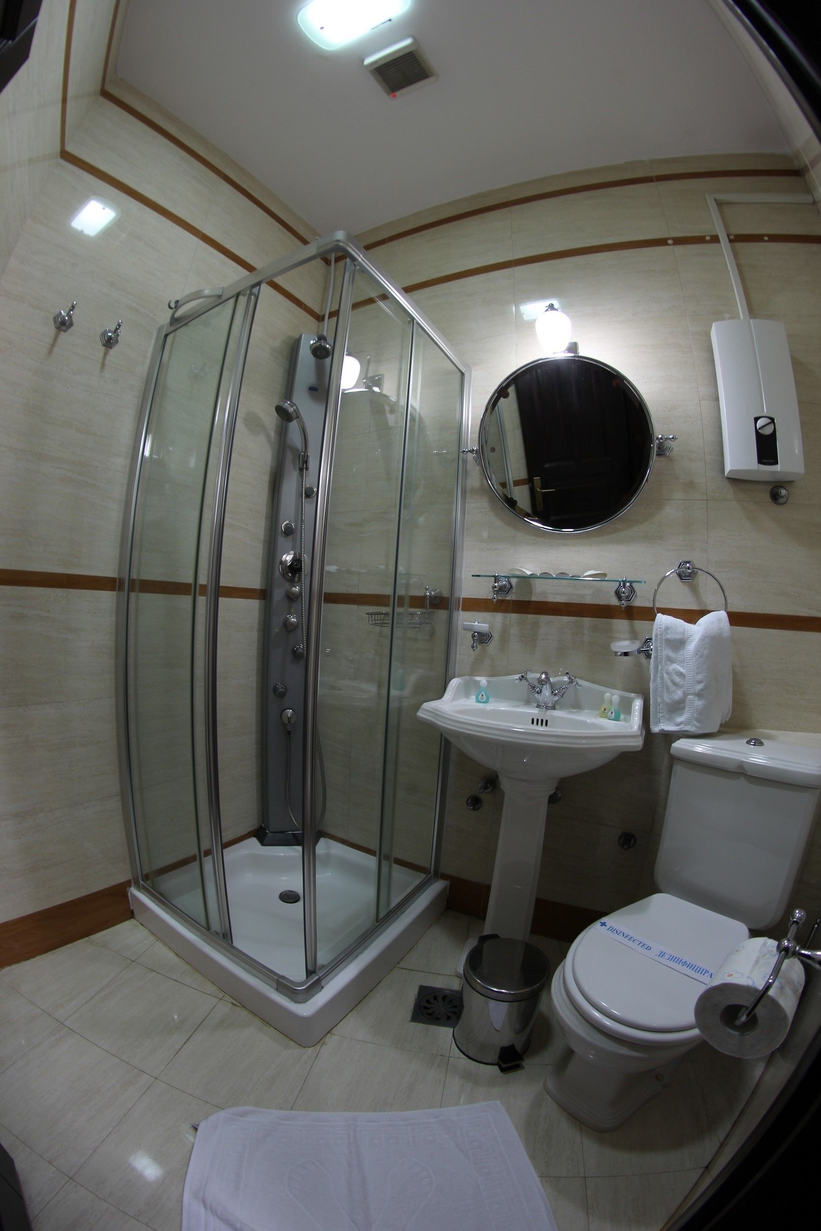 suite | bathroom | shower, hydromassage showerhead, free toiletries, hair dryer