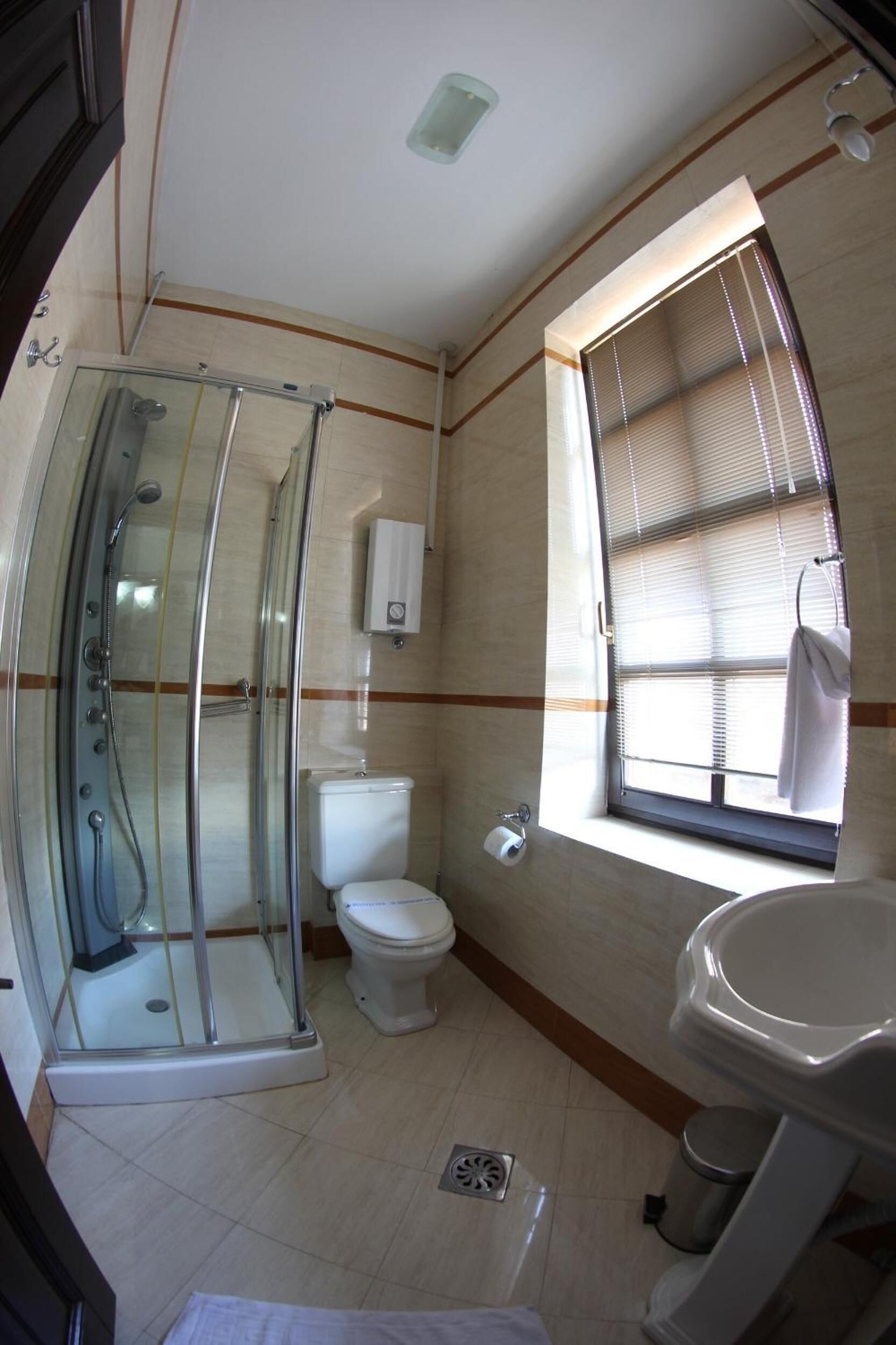 shower, hydromassage showerhead, free toiletries, hair dryer