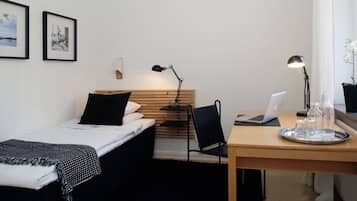 Colchones con pillow-top, escritorio y cortinas blackout