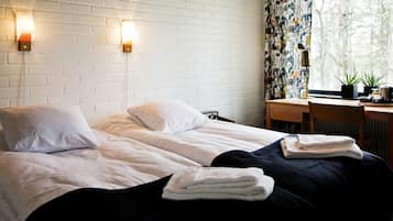 Colchones con pillow-top, escritorio y cortinas blackout