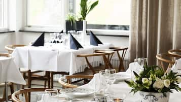 Frukost, lunch och middag serveras