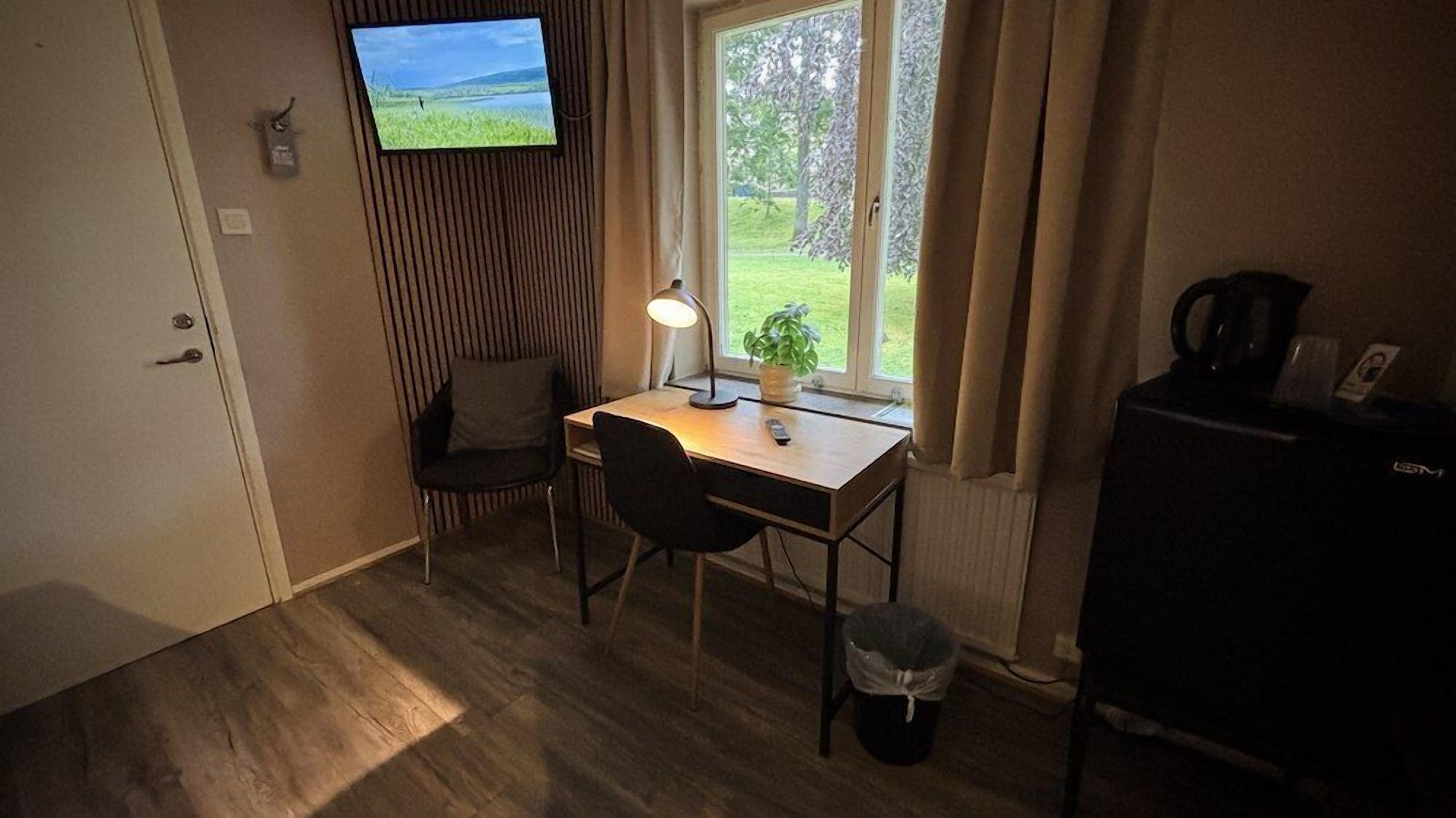 Single Room | Pillowtop beds, desk, blackout drapes, iron/ironing board