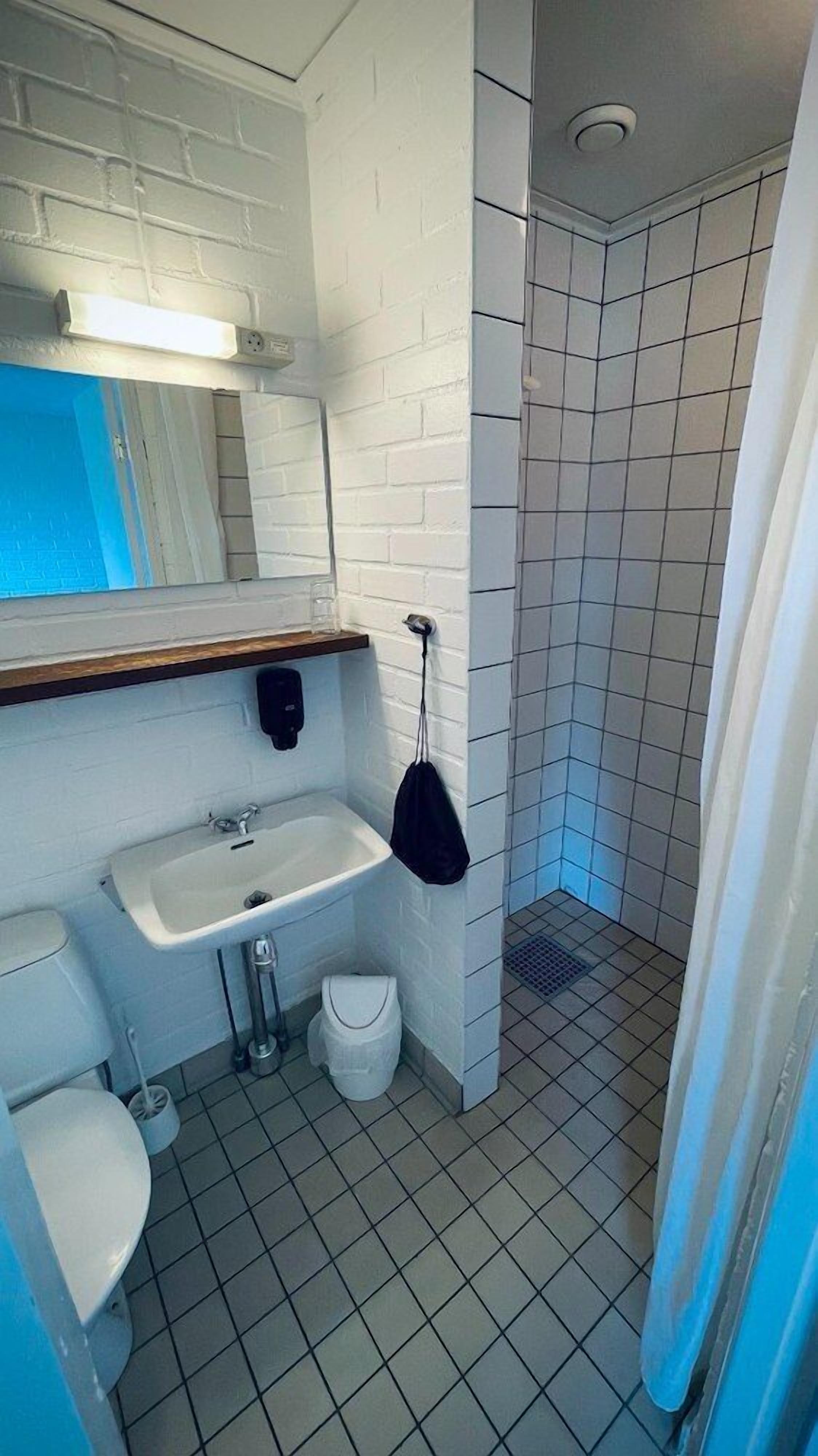 Pancuran mandi, kelengkapan dandanan diri percuma, pengering rambut 