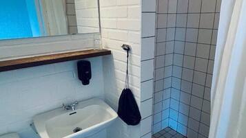 Pancuran mandi, kelengkapan dandanan diri percuma, pengering rambut