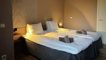 Colchones con pillow-top, escritorio y cortinas blackout