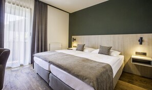 ملاءات لل فراش لا تسبب الحساسية وميني بار وخزنة داخل الغرفة ومكتب