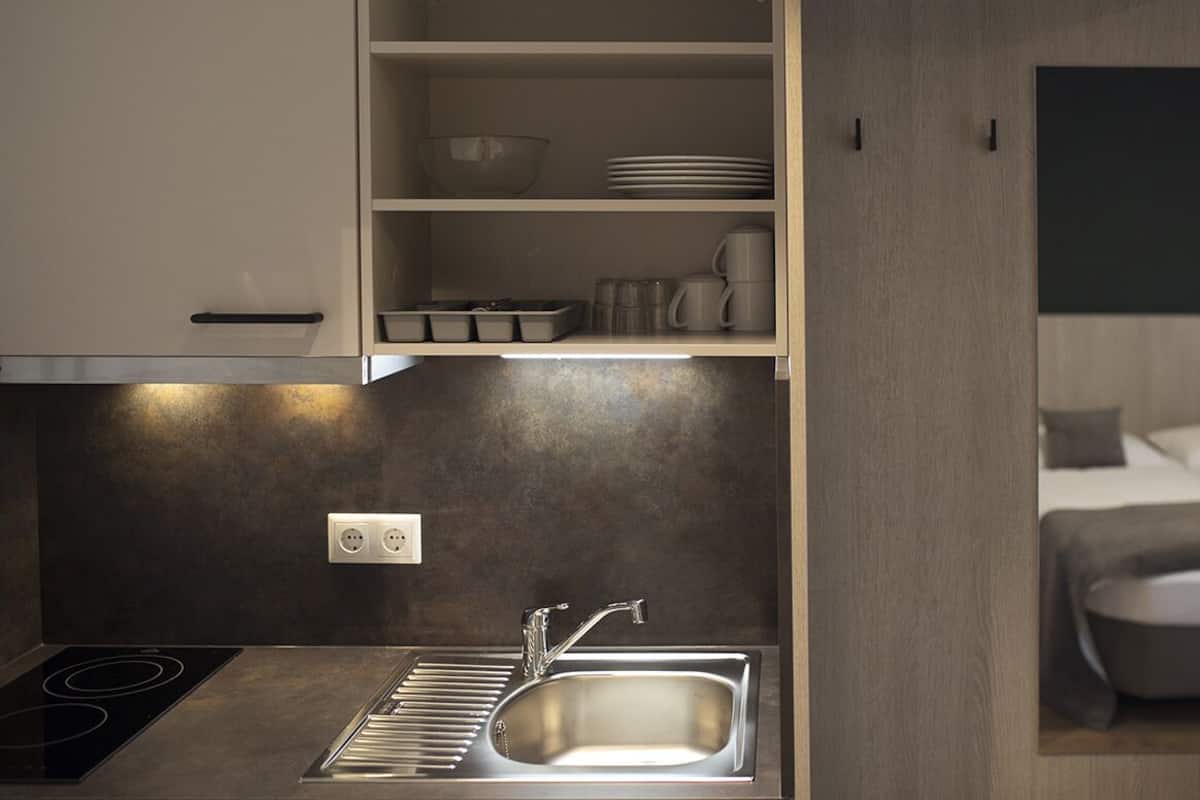 Refrigerador, tetera eléctrica y artículos de limpieza ecológicos