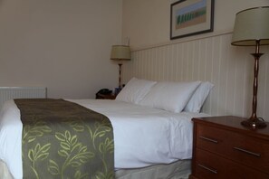 Bàn, bàn ủi/dụng cụ ủi quần áo, nôi/giường cho trẻ sơ sinh