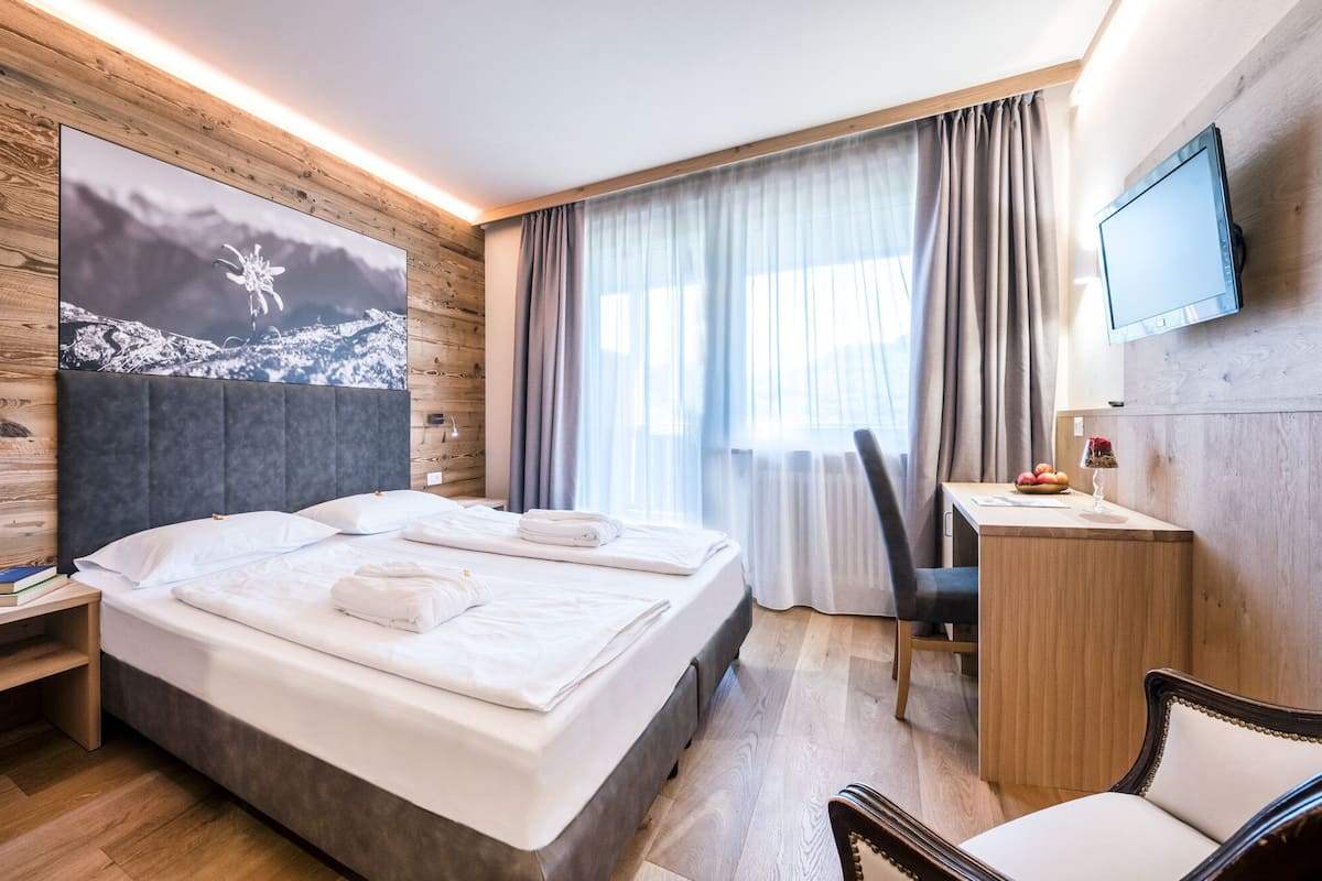 minibar, in-room safe, desk, blackout curtains