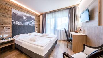 Minibar, Zimmersafe, Schreibtisch, Verdunkelungsvorhänge