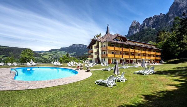 A hotel with a swimming pool, multiple balconies, and a mountain view. - Parc Hotel Miramonti (Fie allo Sciliar)