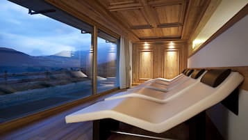 Salas de tratamiento para parejas, sauna y tina de hidromasaje