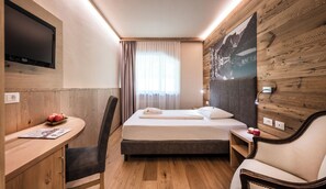 Eenpersoonskamer | Een minibar, een kluis op de kamer, een bureau, verduisterende gordijnen