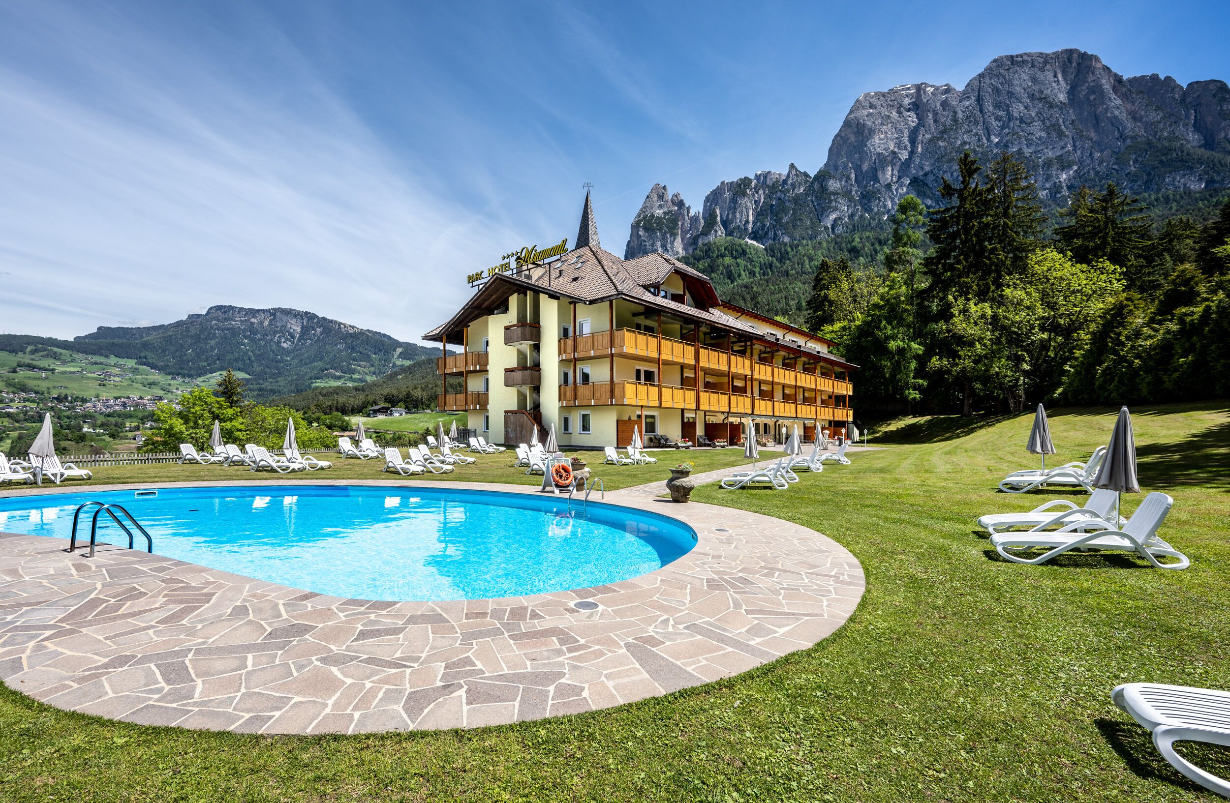 Alberca techada, alberca al aire libre y camastros