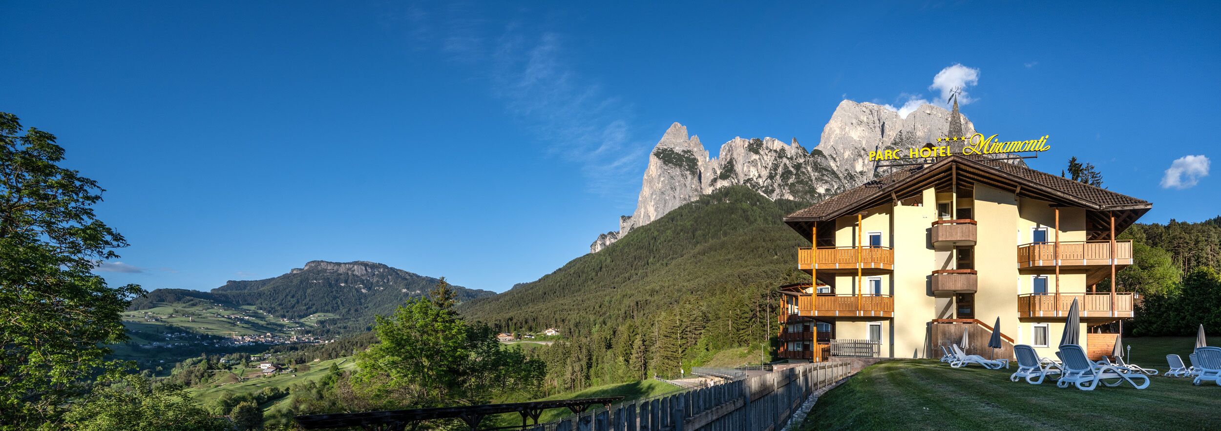 Ein Hotel mit Bergblick.