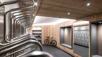Un interior moderno con techo de madera, una bicicleta y un muro espejado.