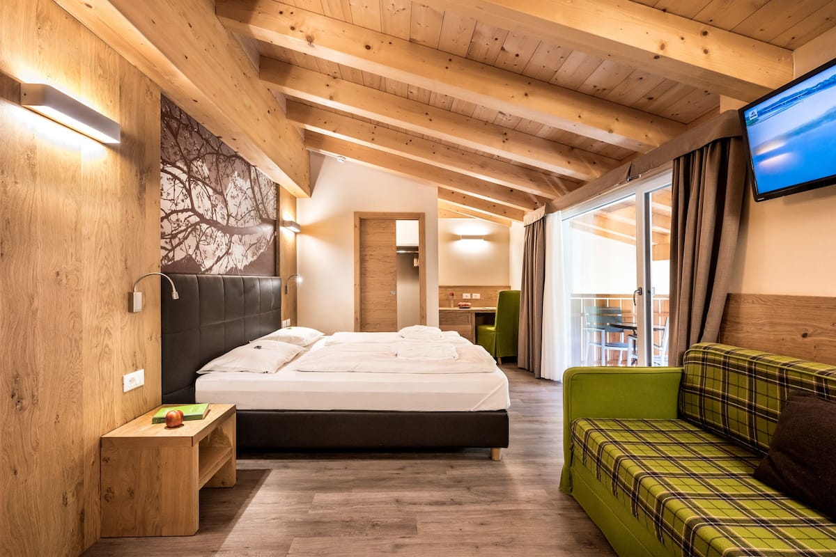 economy room | minibar, in-room safe, desk, blackout curtains