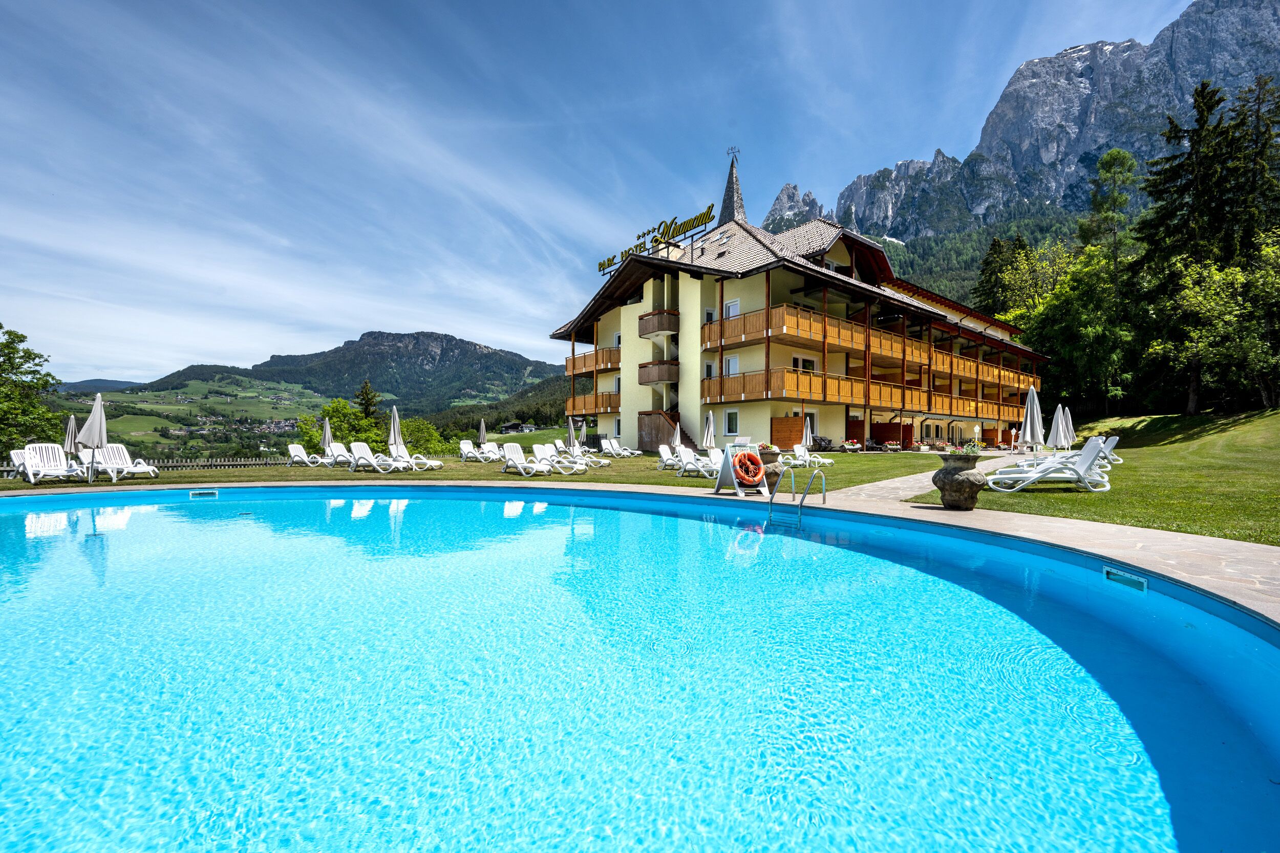 Innenpool, Außenpool, Liegestühle