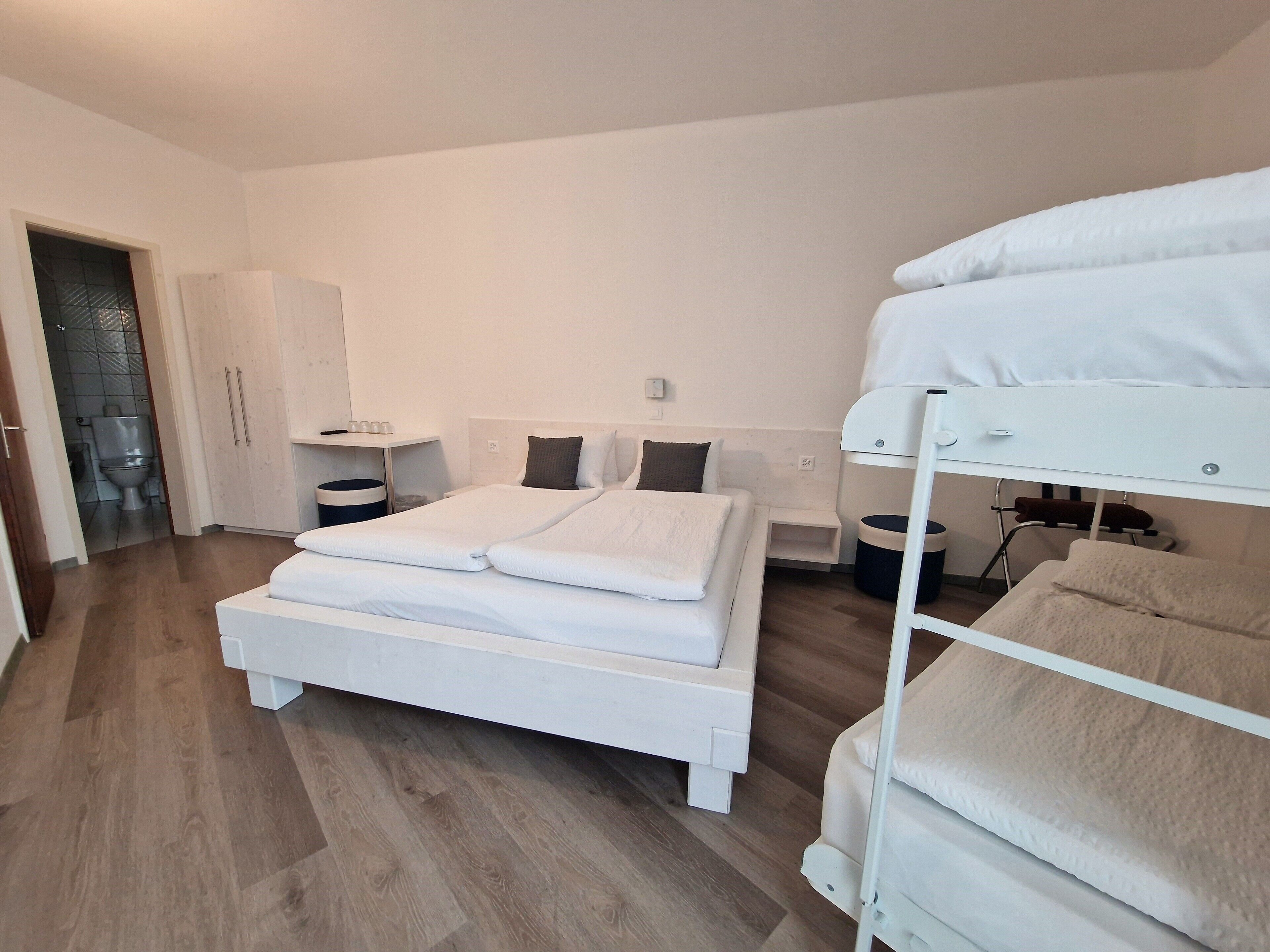 Neljän hengen huone | Select Comfort -patjalliset sängyt, äänieristys, lisävuoteet