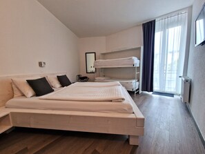 4 人部屋 | セレクト コンフォート製ベッド、防音設備、可動式ベッド、WiFi (無料)