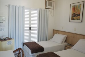 Deluxe Single Room | Minibar, in-room safe, soundproofing, iron/ironing board - Hotel Palmar (Guarujá)