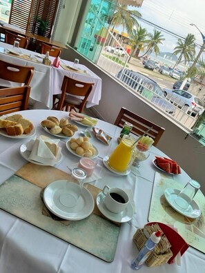 Free daily buffet breakfast  - Hotel Palmar (Guarujá)