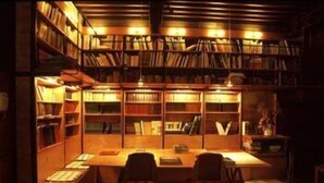 A cozy library with bookshelves and a reading area. - Pazo da Merced (Neda)
