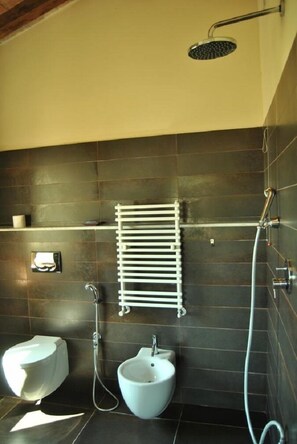 Apartamento, 1 habitación | Baño | Ducha, artículos de higiene personal gratuitos, secador de pelo y bidé
