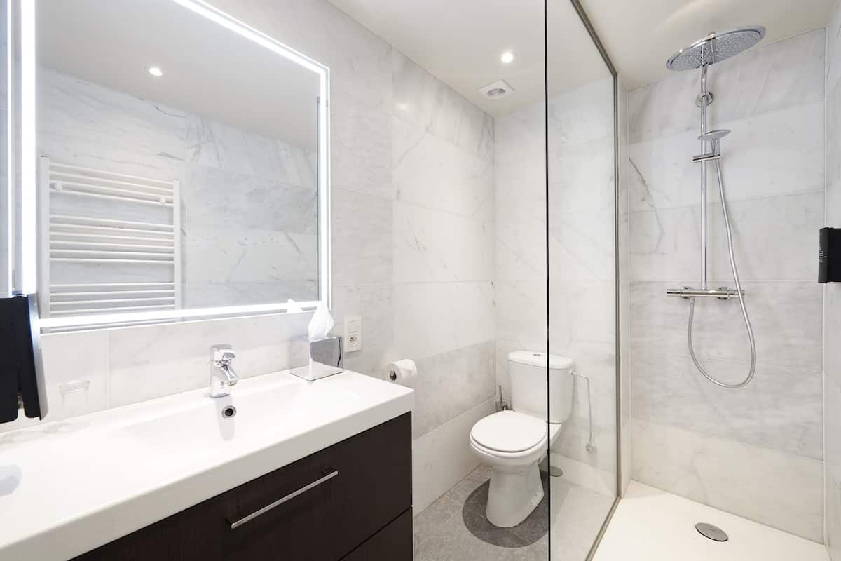 standard double room, 1 double bed | bathroom shower